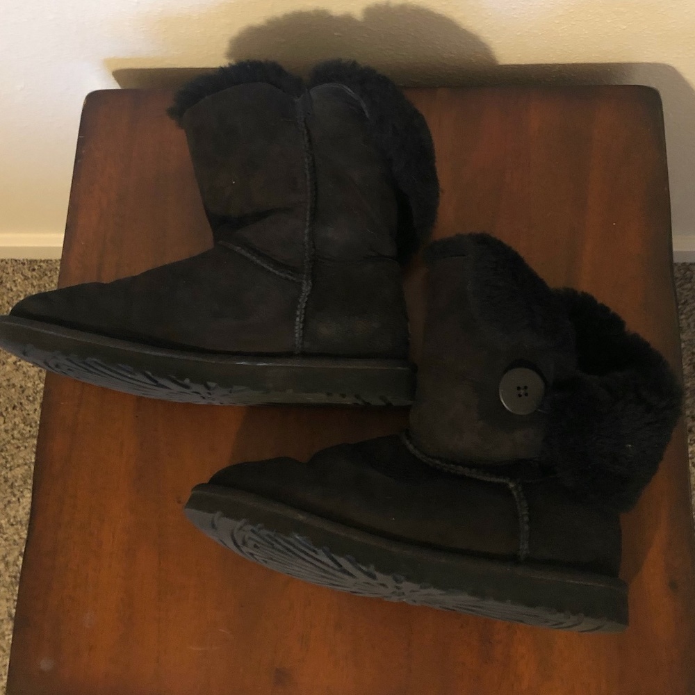 UGG Bailey Button Black
